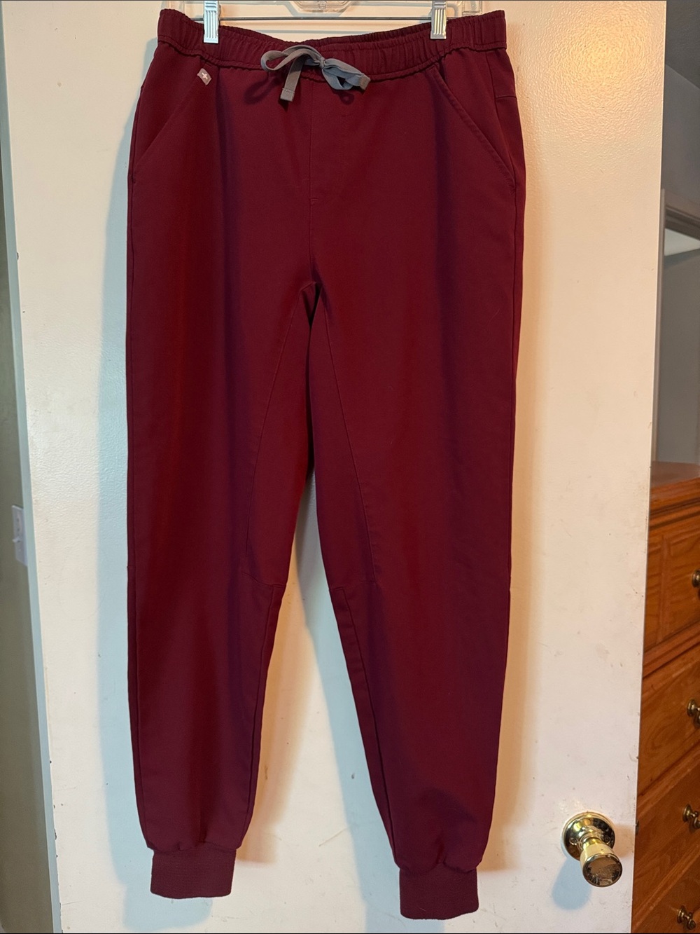 Figs maroon Men’s Scrub Jogger Pants with Drawstring